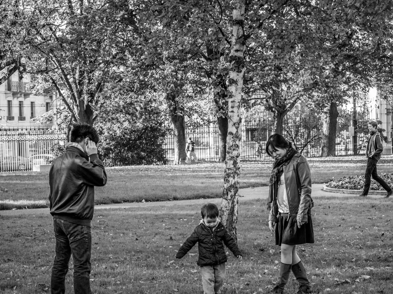 Surreptitious Privacy Installations in Marilyn Monroe's '50s Backyard: Lush Borders and Manicured...