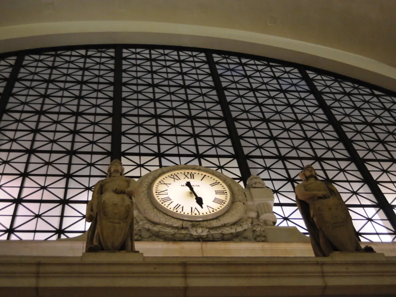 Mystic parlour clock possessed by Glenn Beck's Ingraham