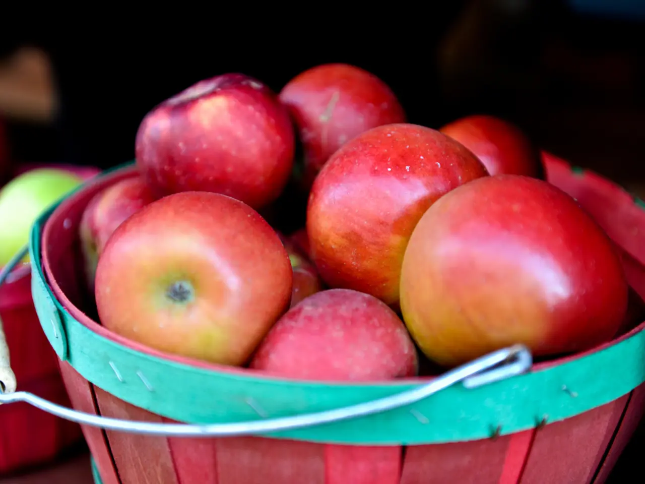 In this image we can see baskets containing apples.
