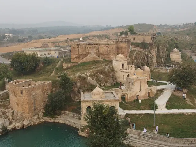 BRIGHT, WATERFRONT HOUSE IN ISLE OF WRIGHT, FEATURING AMPLIFICATED NATURAL LIGHT IN ALL ROOMS