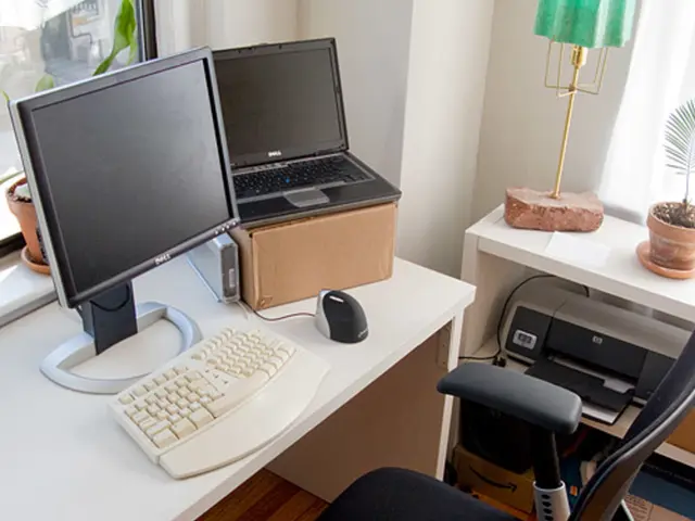 American Man Powers Energy Independence for Eight Years Utilizing 1000 Reconditioned Laptop...