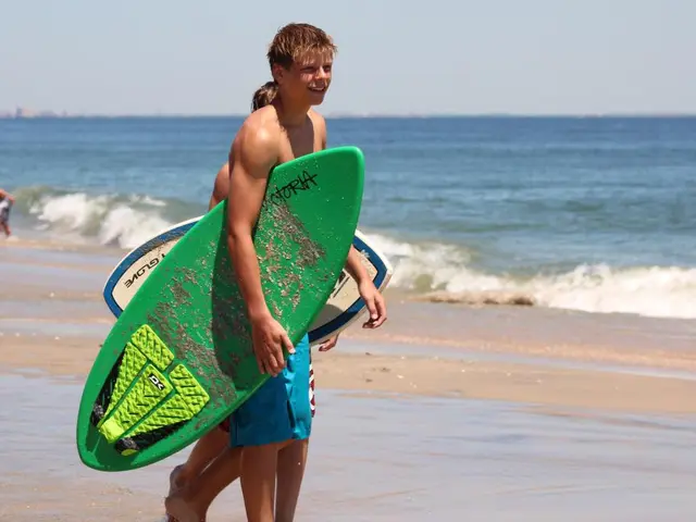 Lacey issues stern threats to David and Jo, demanding they keep their distance.