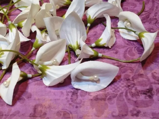 Creating a Lovely Wrist Corsage: A Step-by-Step Guide