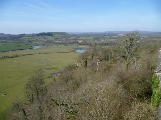 Hiking Trail Leads to a Stunning Waterfall at Bryce Canyon's Mossy Cave!