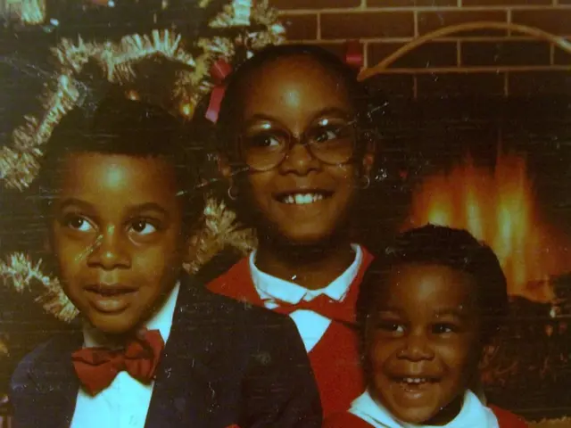 Pupils from Astrid Lindgren School adorn the Christmas tree at the Bottrop fire station