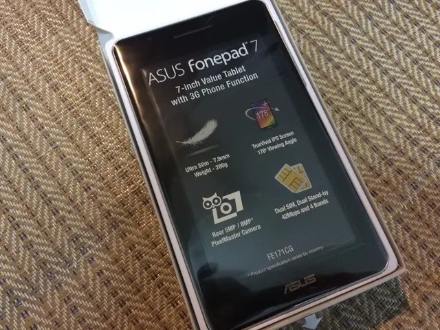 In this picture I can see there is a smartphone and there are few specifications mentioned on the...